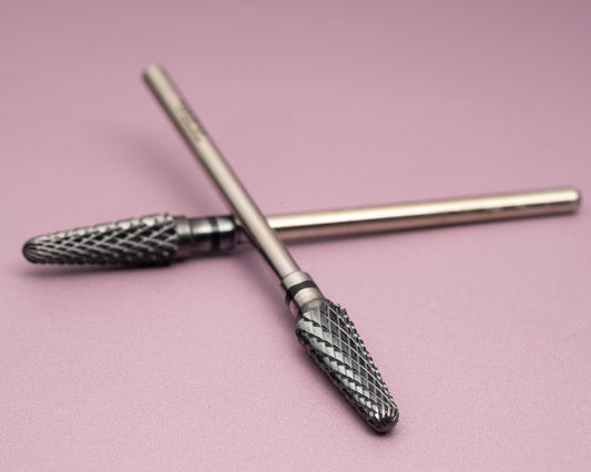 Préparation des cuticules avec embout professionnel