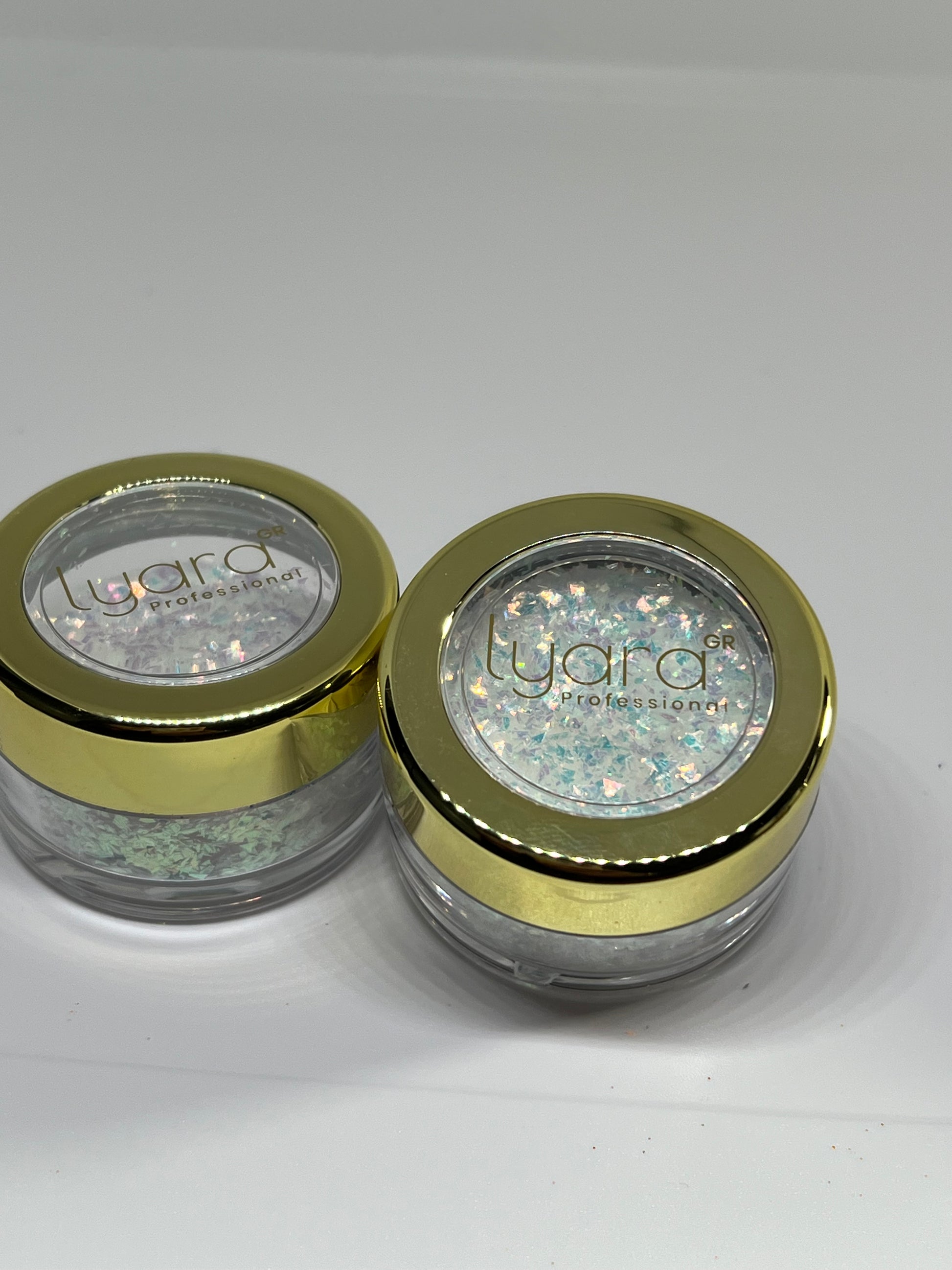 Manucure blanche avec effet lumineux Lyara