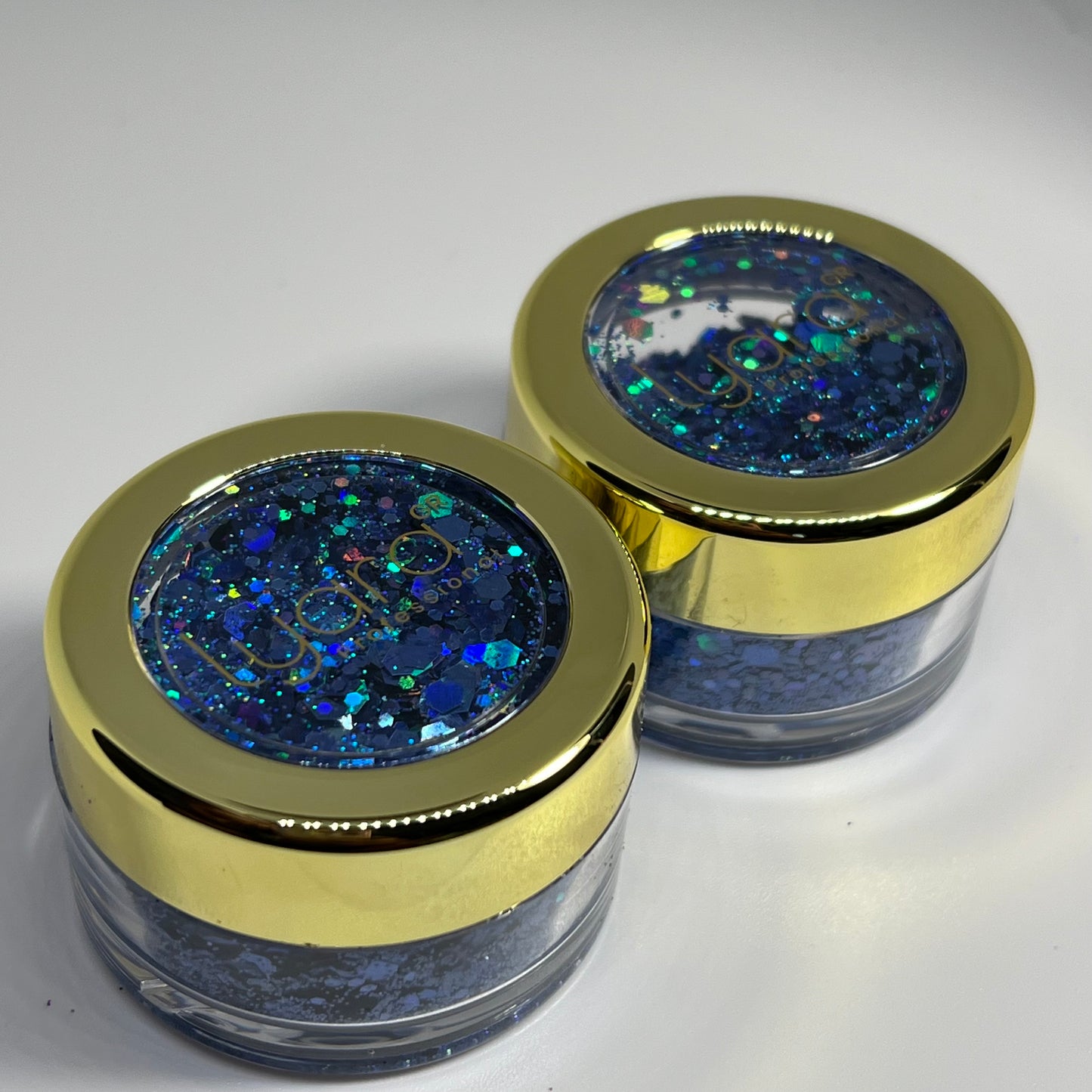 Manucure professionnelle avec effet bleu foncé scintillant