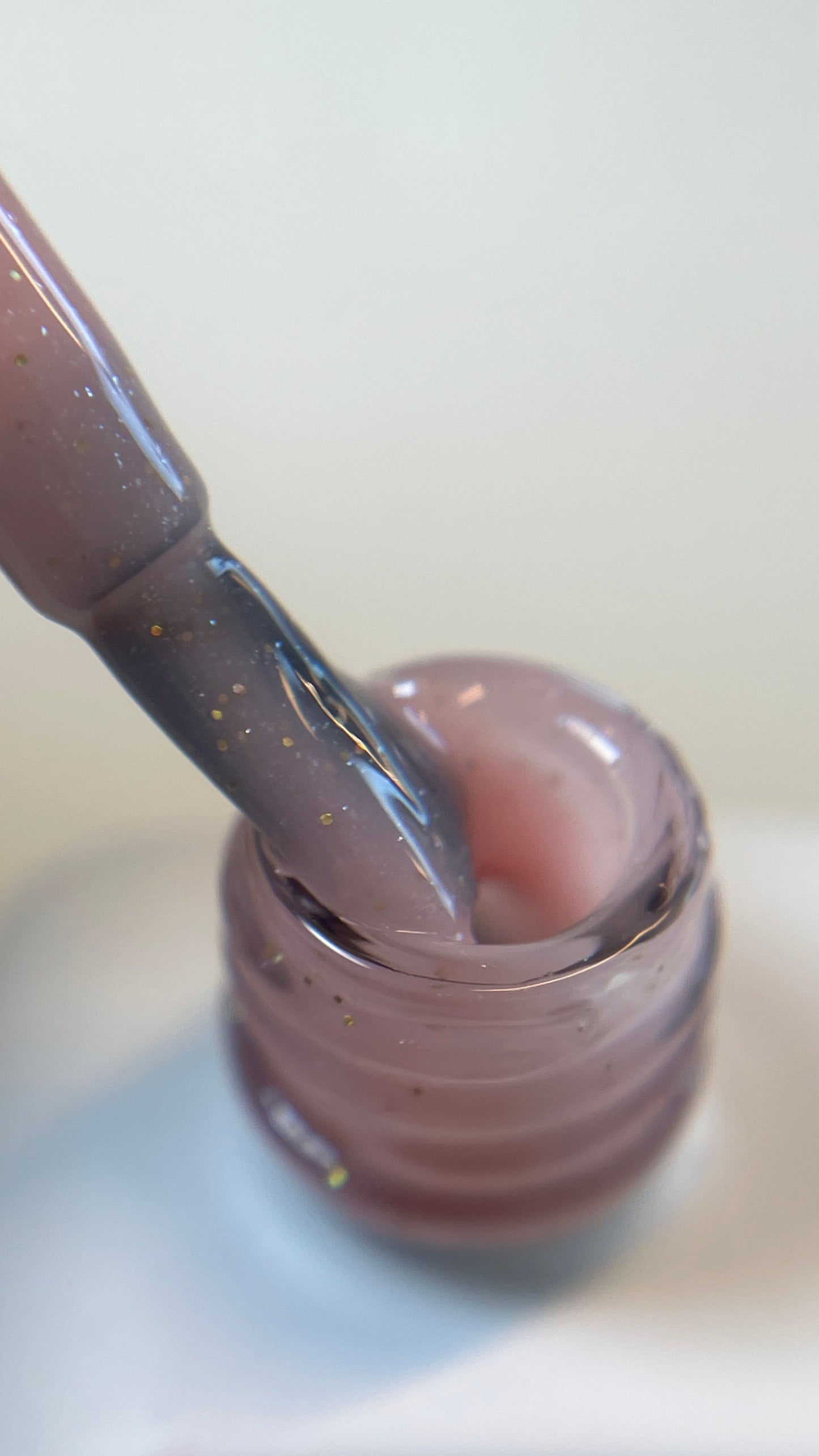 Base nude brillante pour manucures élégantes – effet scintillant discret – Lyarà Professional