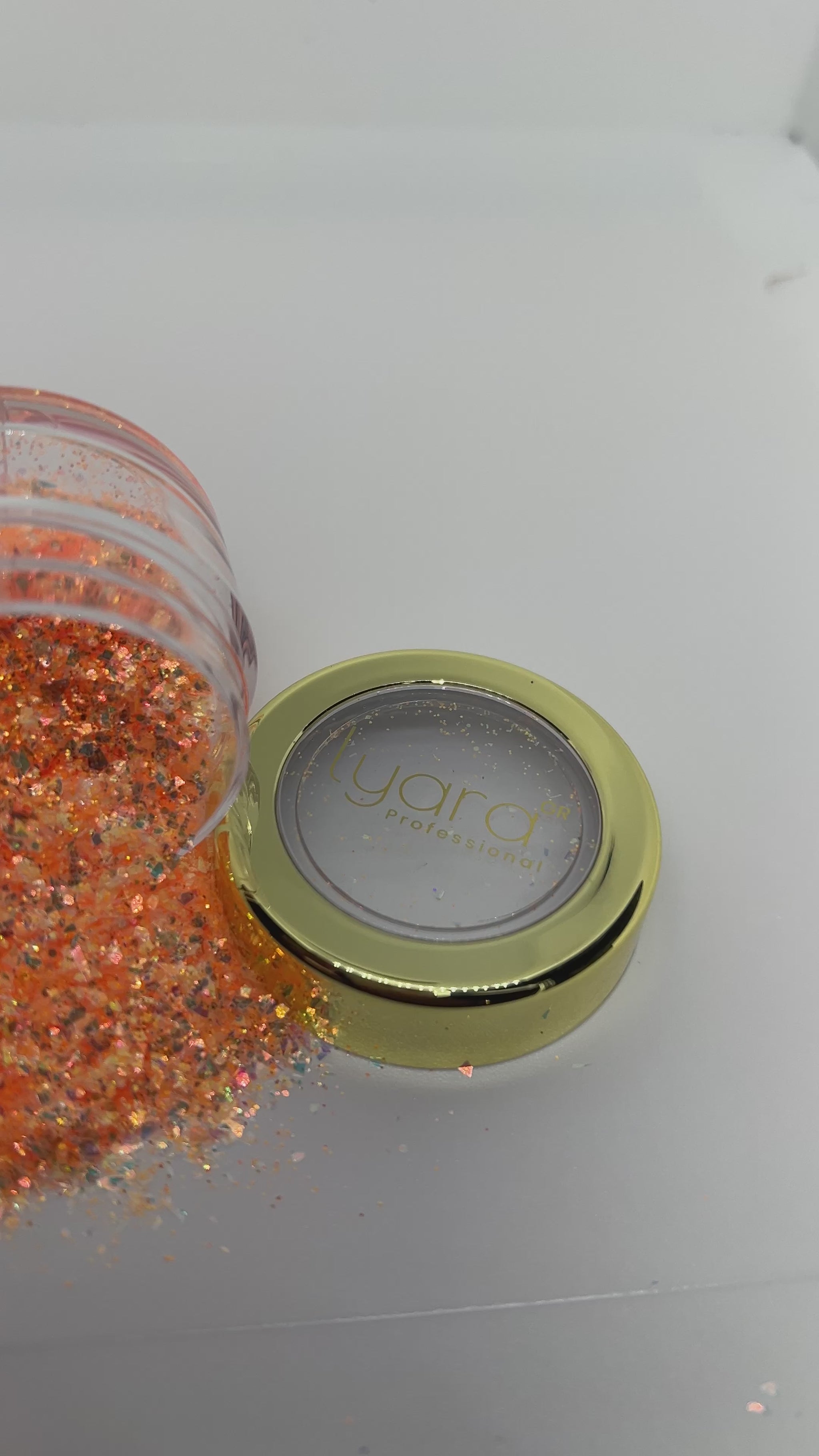 Manucure professionnelle avec paillettes Lyara