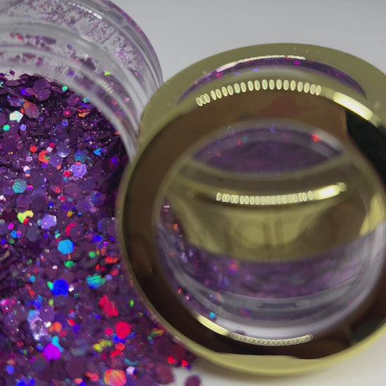 Nail Art créatif avec paillettes violettes éclatantes