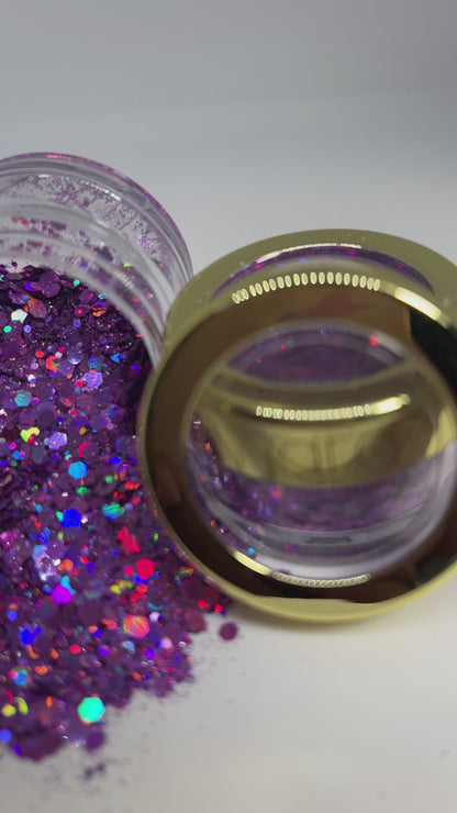 Nail Art créatif avec paillettes violettes éclatantes