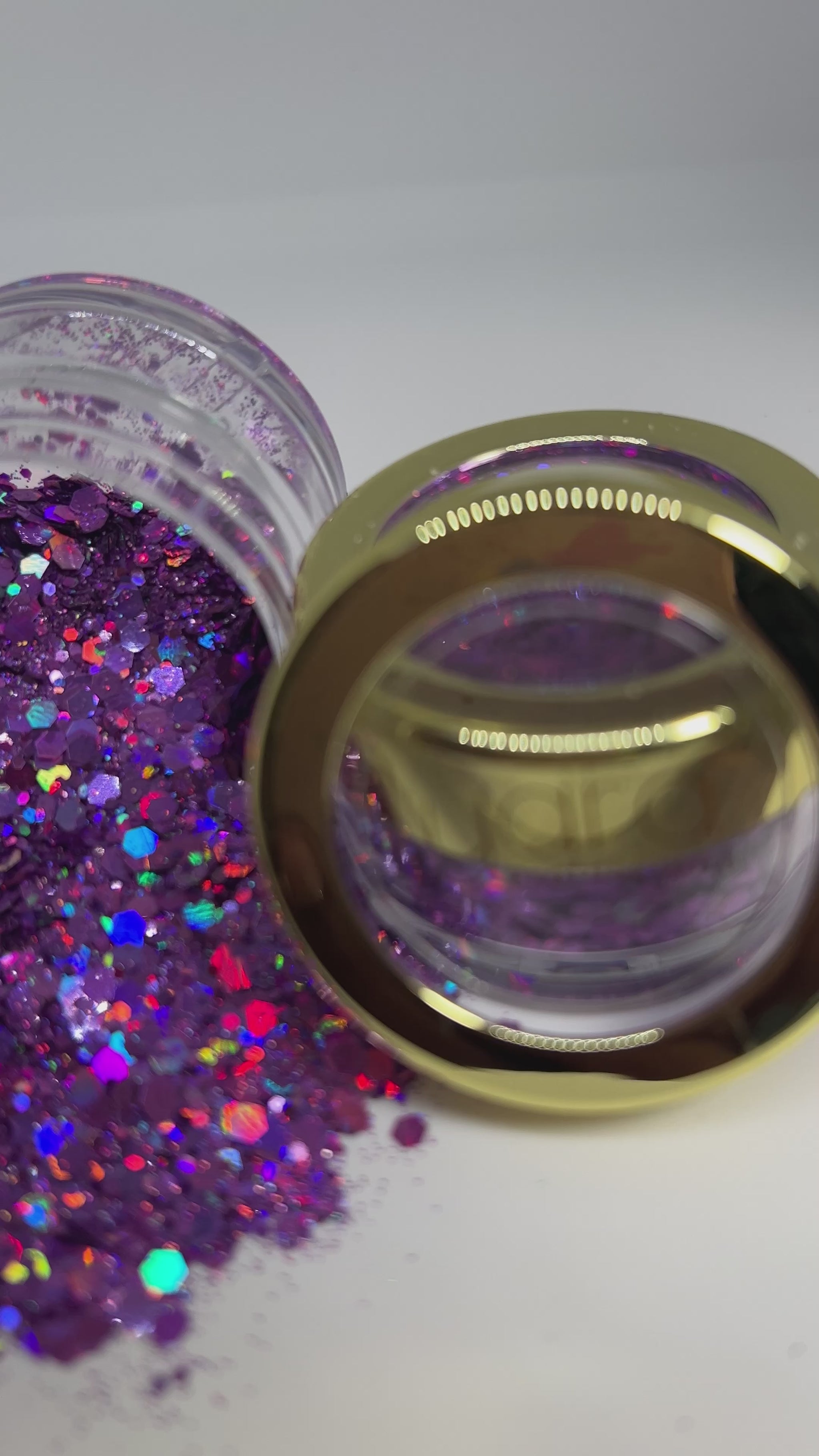 Nail Art créatif avec paillettes violettes éclatantes