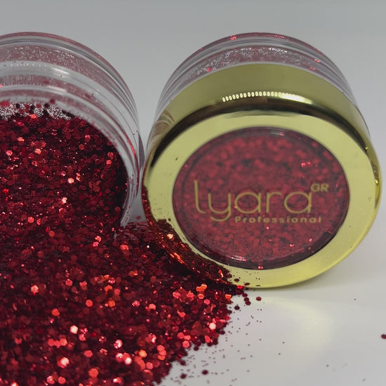 Nail Art glamour avec paillettes rouges scintillantes