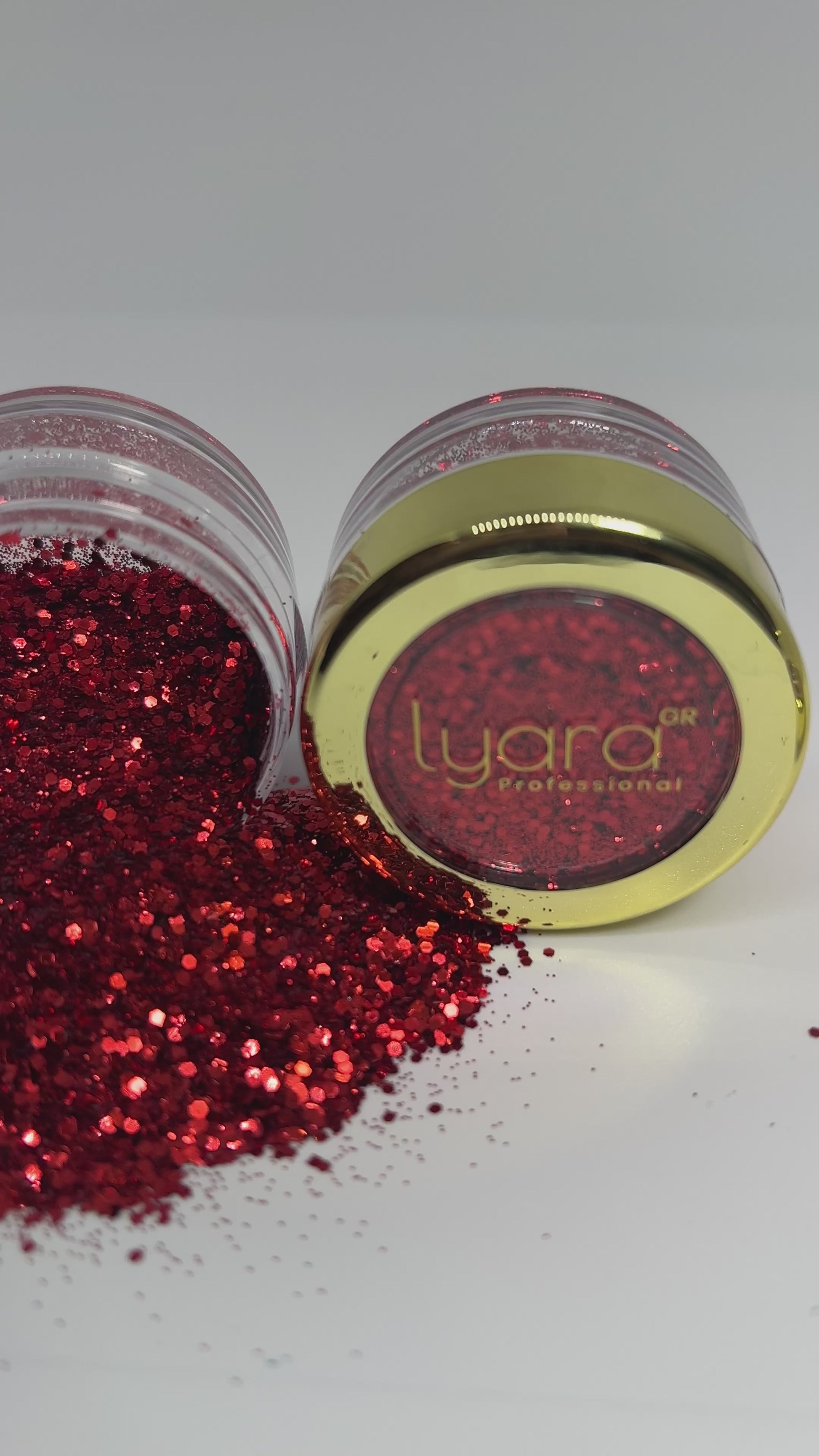 Nail Art glamour avec paillettes rouges scintillantes