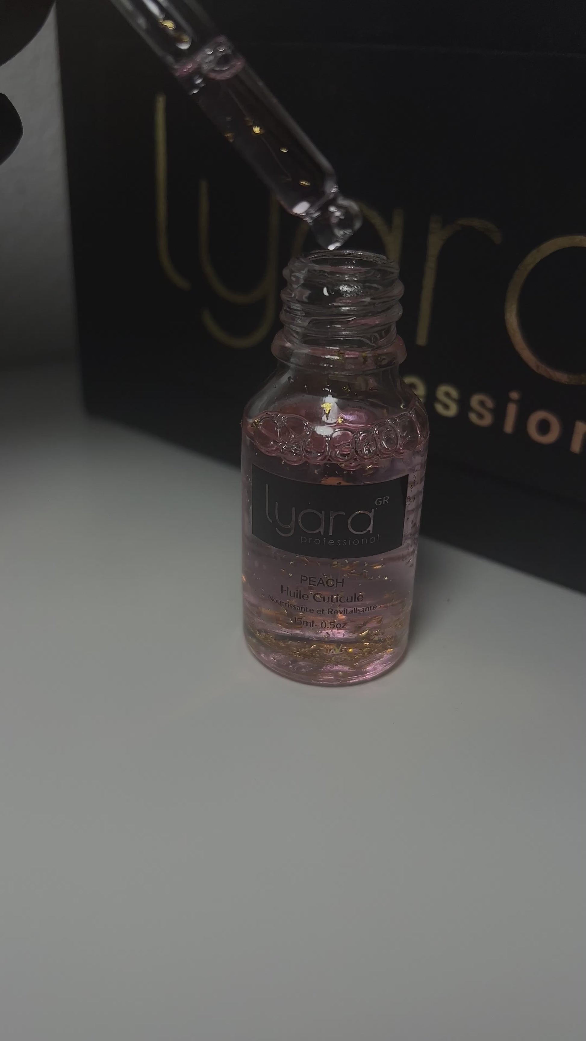 Ongles brillants avec finition à l’huile Lyara à la pêche