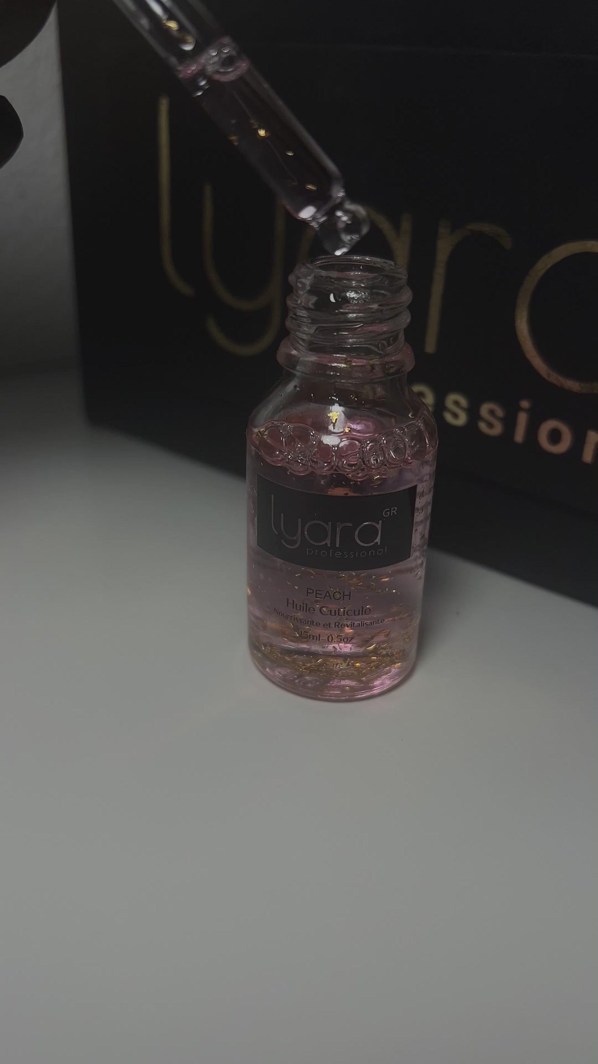 Ongles brillants avec finition à l’huile Lyara à la pêche