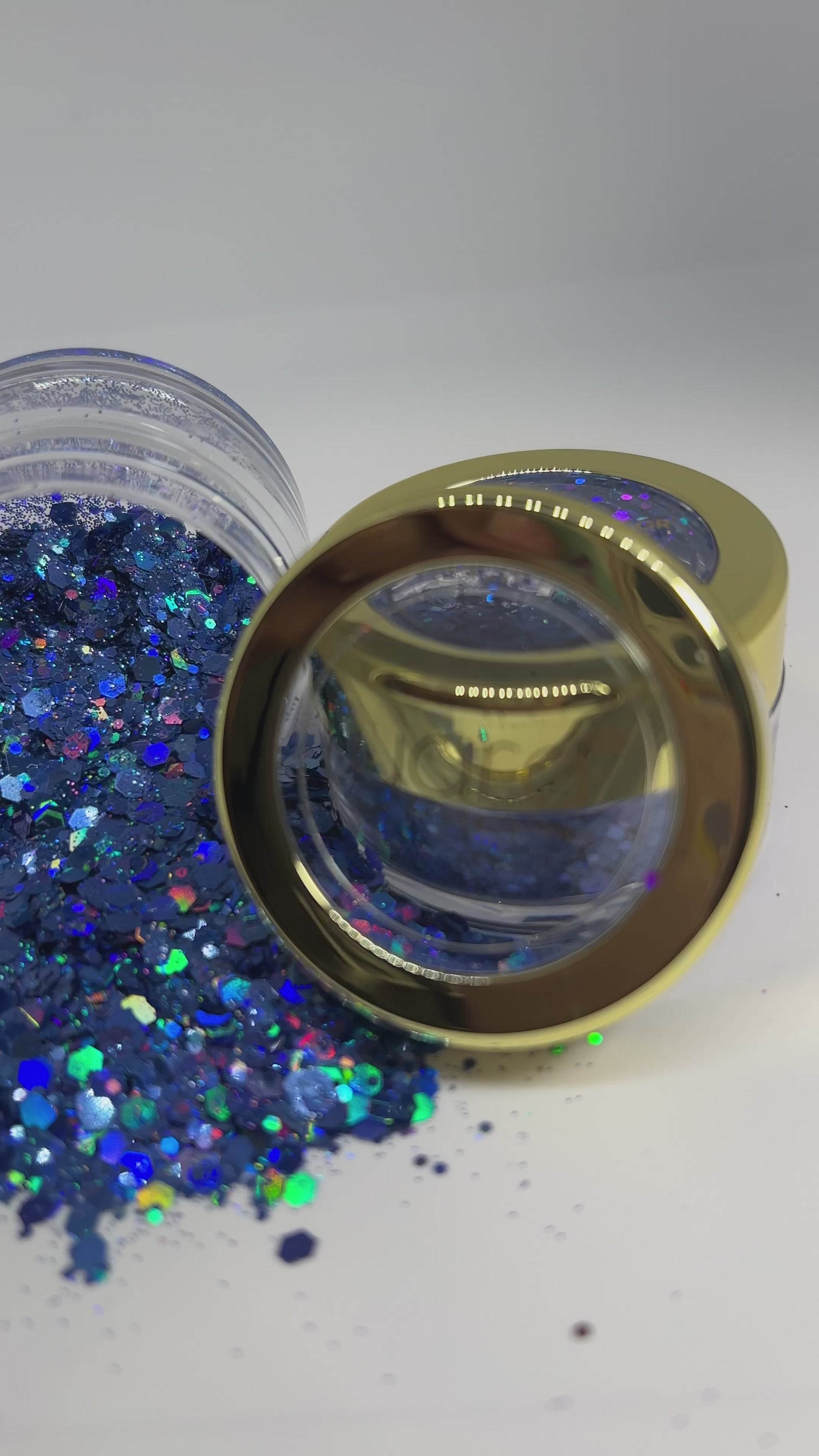 Nail Art raffiné avec paillettes couleur bleu foncé