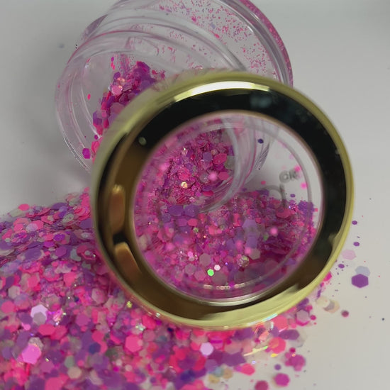 Décoration d’ongles qui brille dans le noir