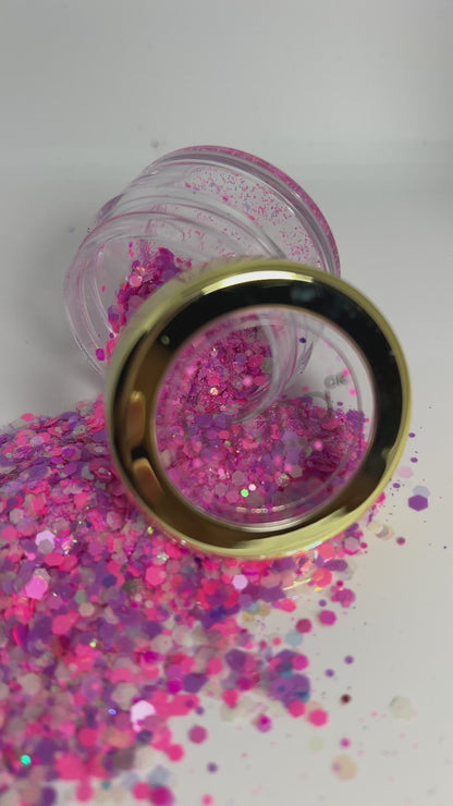 Décoration d’ongles qui brille dans le noir