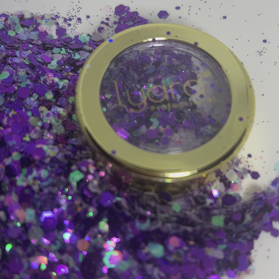 Décoration ongles avec paillettes violette brillante