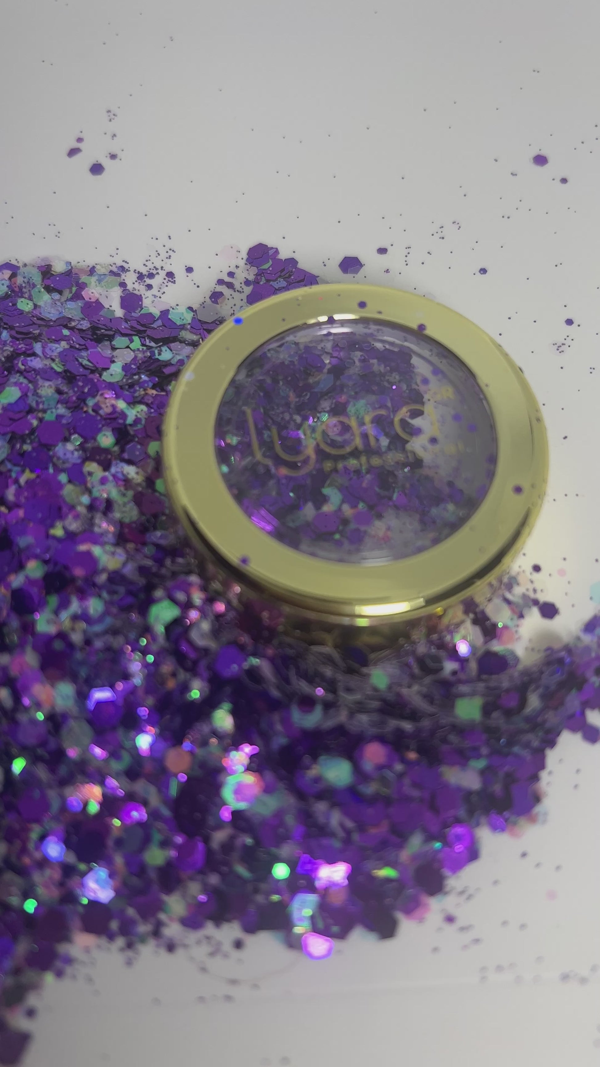 Décoration ongles avec paillettes violette brillante