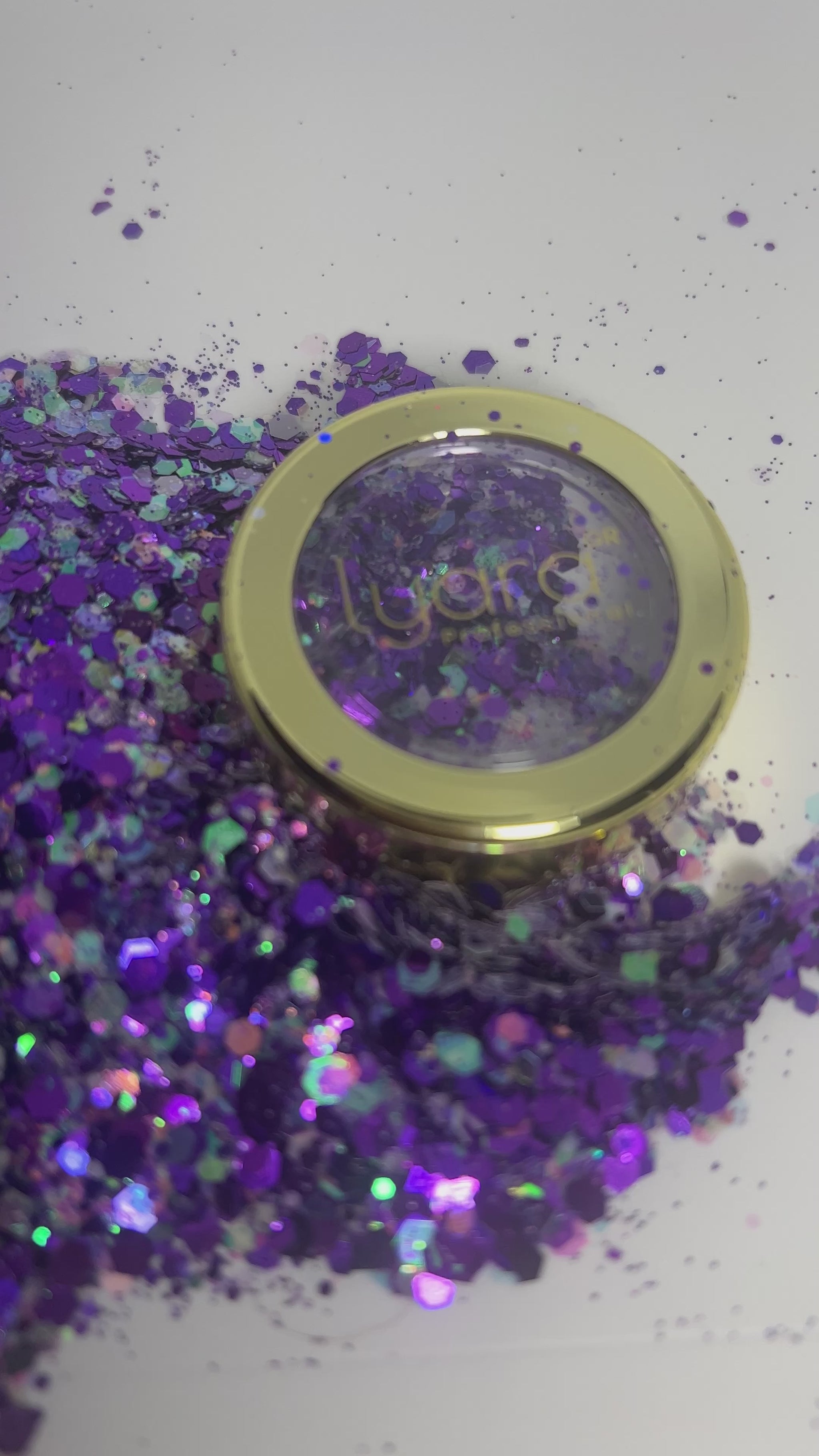 Décoration ongles avec paillettes violette brillante